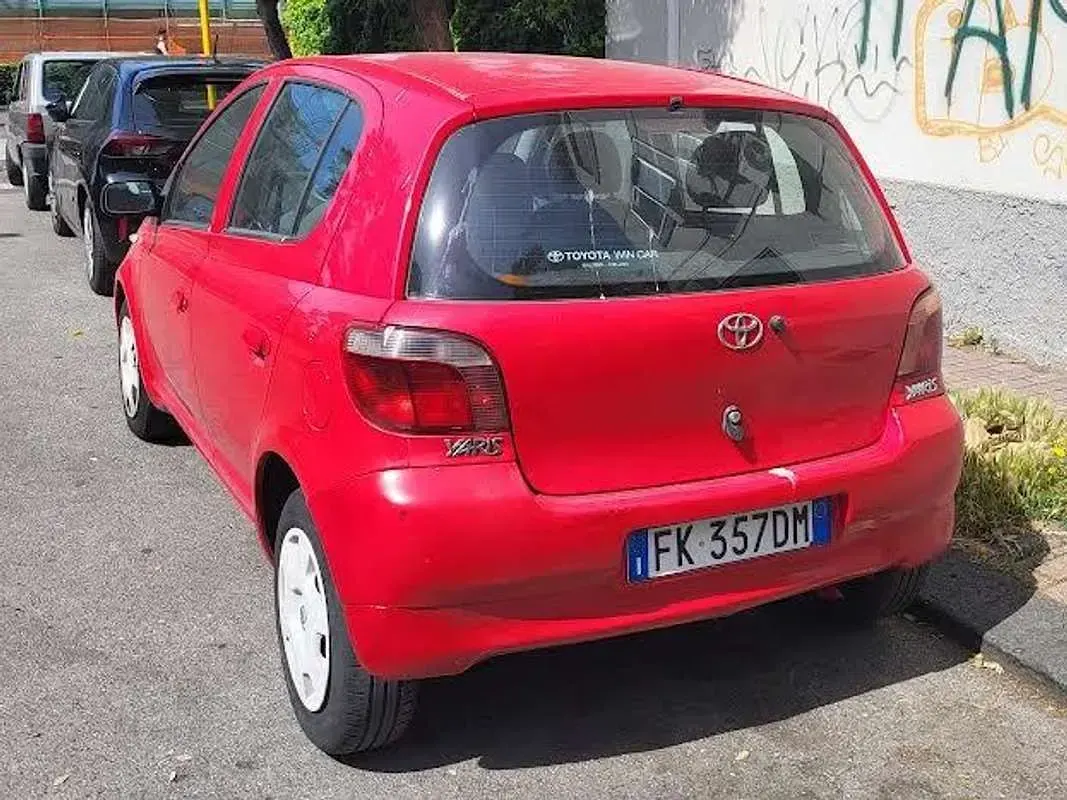 Usata Toyota Yaris Sol 68 CV (50 kW) 2000 Rosso Berlina
