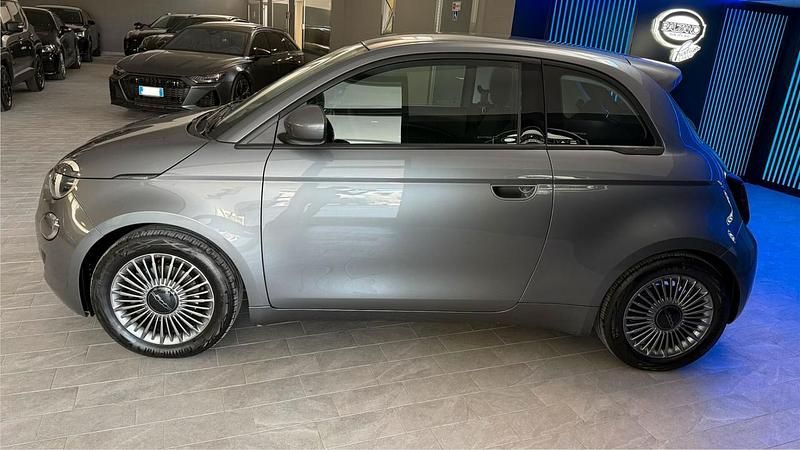 Usata Fiat 500e Icon 86 kW (118 CV) 2024 Grigio Berlina