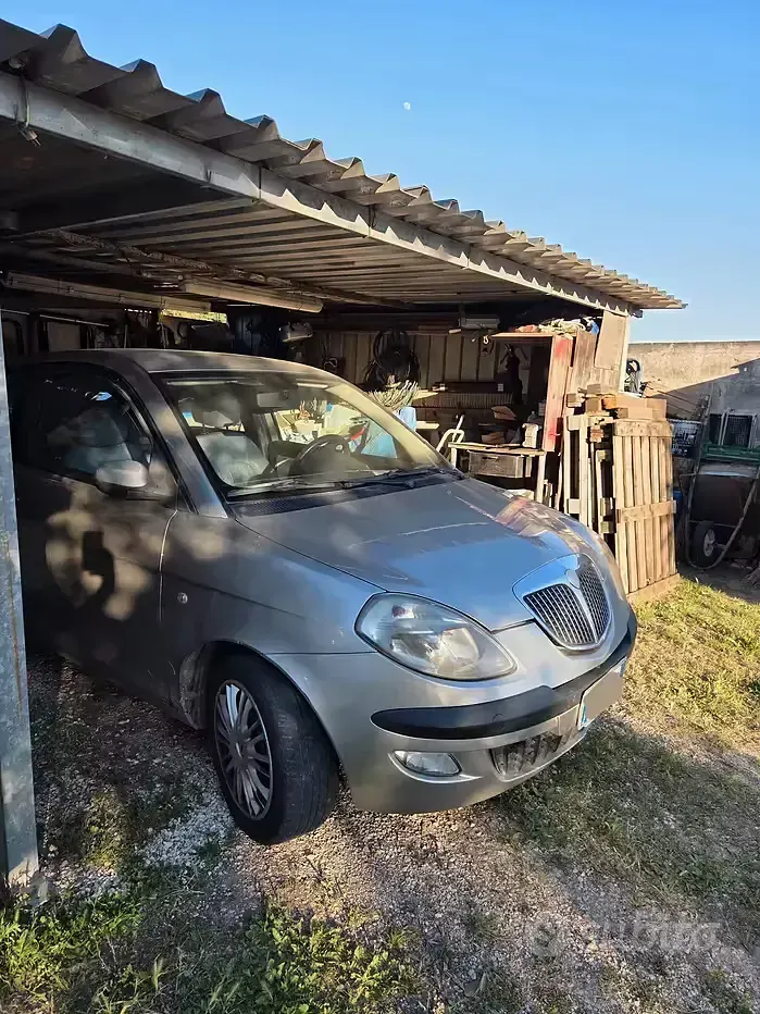 Usata Lancia Ypsilon 69 CV (50 kW) 2004 Grigio Utilitaria