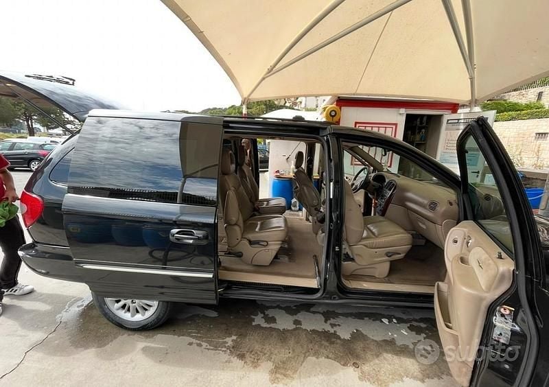 Usata Chrysler Voyager 143 CV (105 kW) 2003 Nero Monovolume