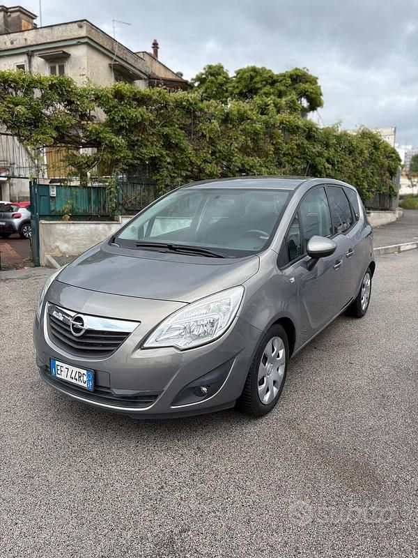 Usata Opel Meriva 100 CV (73 kW) 2011 Grigio Monovolume