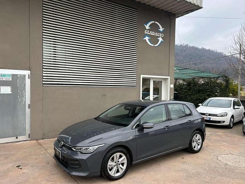 Usata VW Golf VIII Life 116 CV (85 kW) 2025 Grigio Berlina