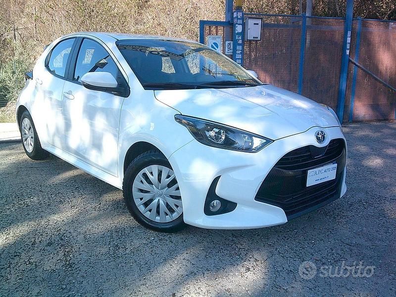 Usata Toyota Yaris Hybrid 92 CV (67 kW) 2023 Bianco Berlina