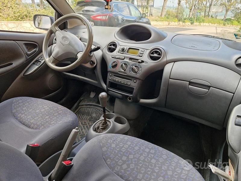 Usata Toyota Yaris Sol 75 CV (55 kW) 2002 Grigio Berlina