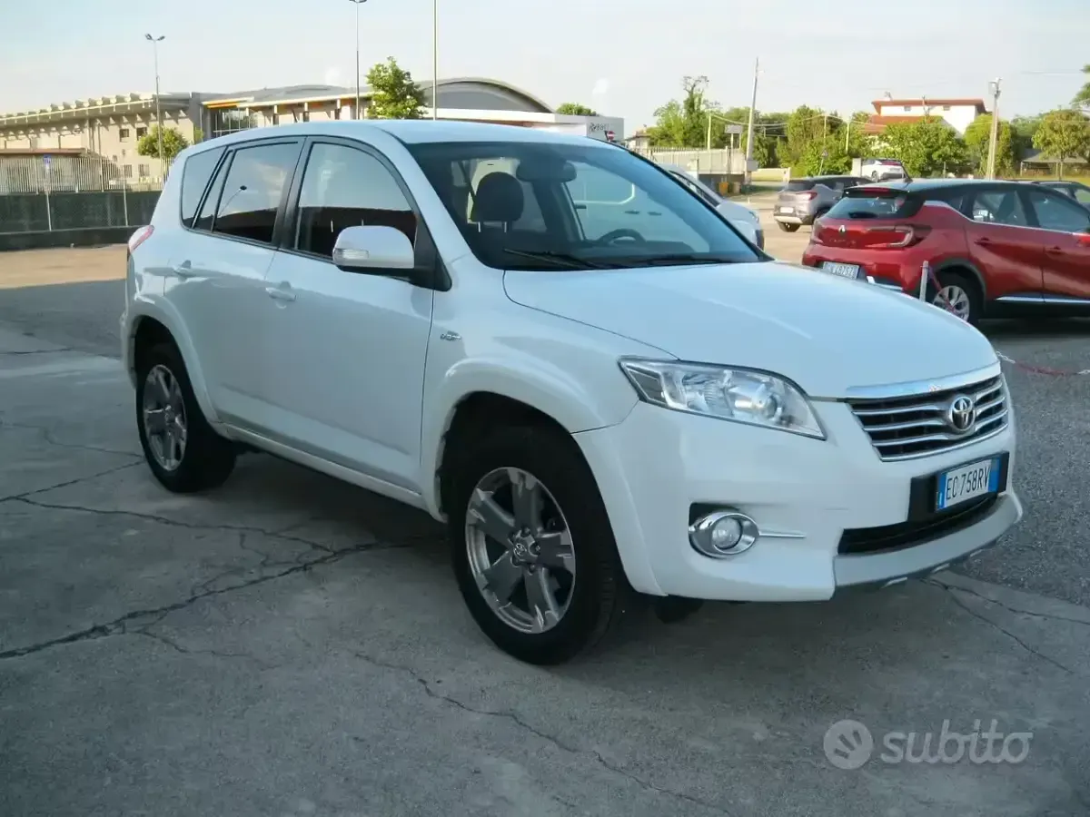 Usata Toyota RAV4 Executive 150 CV (110 kW) 2010 Bianco SUV