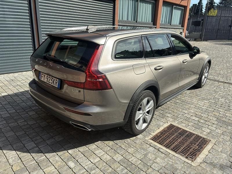 Usata Volvo V60 CC Pro 190 CV (139 kW) 2019 Grigio Station wagon
