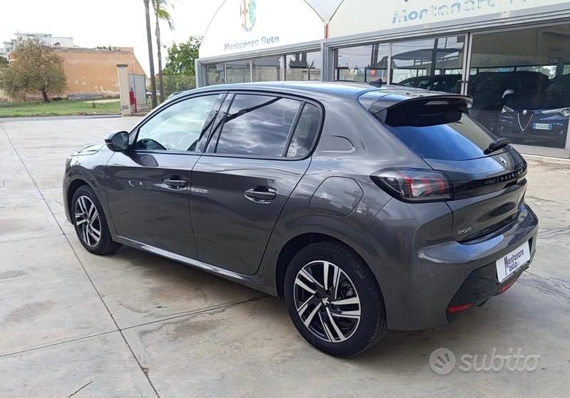 Usata Peugeot 208 Allure 101 CV (74 kW) 2022 Grigio Utilitaria