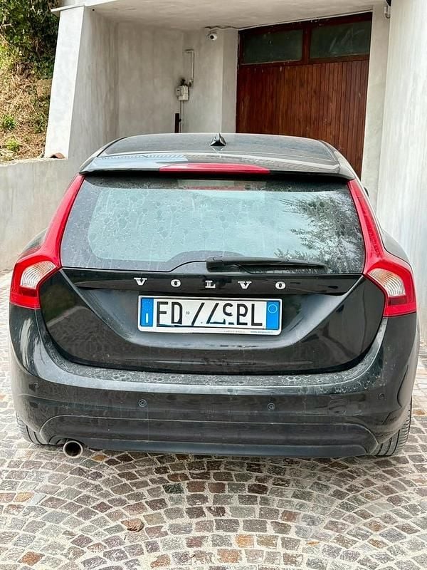 Usata Volvo V60 190 CV (139 kW) 2016 Nero Station wagon