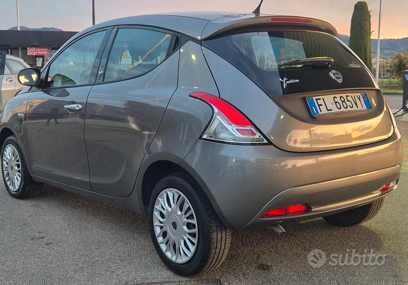 Usata Lancia Ypsilon Silver 69 CV (50 kW) 2016 Grigio Utilitaria