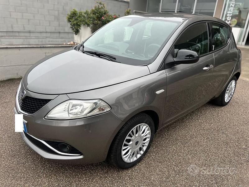 Usata Lancia Ypsilon Gold 69 CV (50 kW) 2017 Grigio Utilitaria