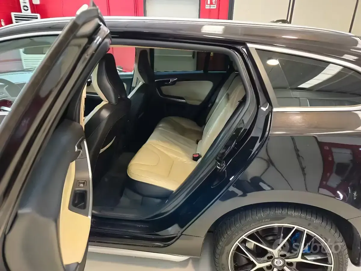 Usata Volvo V60 215 CV (158 kW) 2011 Nero Station wagon