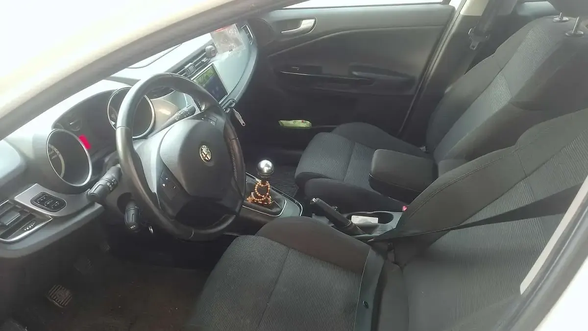 Usata Alfa Romeo Giulietta Distinctive 105 CV (77 kW) 2012 Bianco Utilitaria