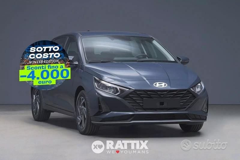 Grigio Nuova 2025 Hyundai i20 Tre volumi | 15.338 € (Buon prezzo) - Immagine 1/4