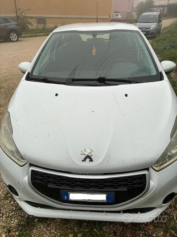 Usata Peugeot 208 Access 68 CV (50 kW) 2012 Bianco Utilitaria