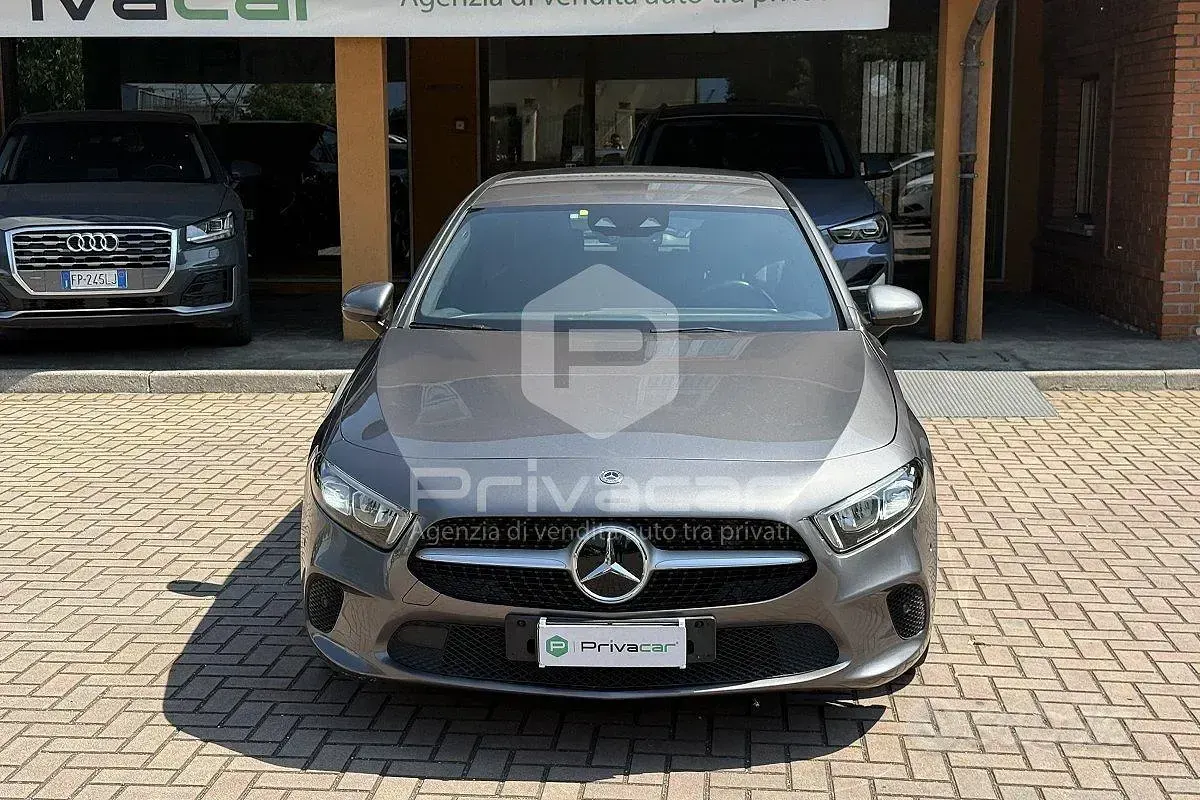 Usata Mercedes A180 116 CV (85 kW) 2019 Grigio Utilitaria