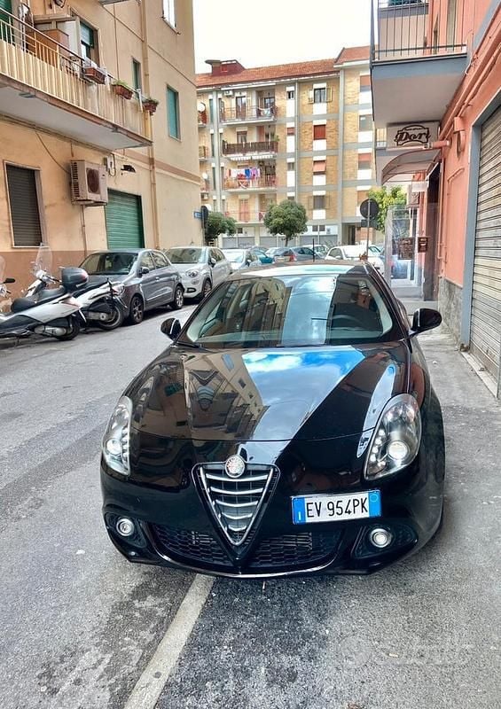 Nero Usata 2014 Alfa Romeo Giulietta Tre volumi | 10.615 € (Cara) - Immagine 1/4