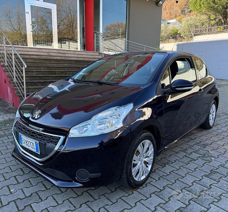 Usata Peugeot 208 Allure 68 CV (50 kW) 2015 Nero Utilitaria