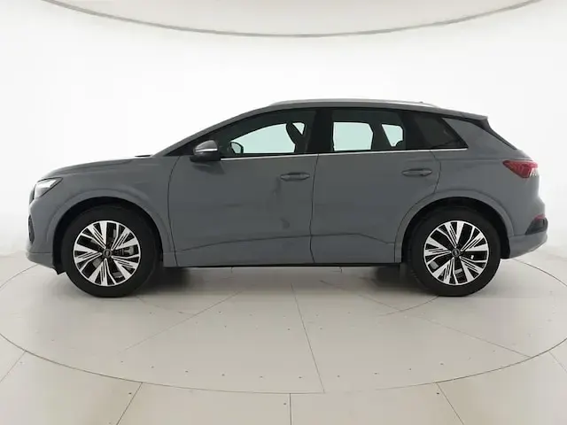 Käytetty Audi Q4 e-tron Advanced 210 kW (286 HP) 2025 Harmaa Katumaasturi