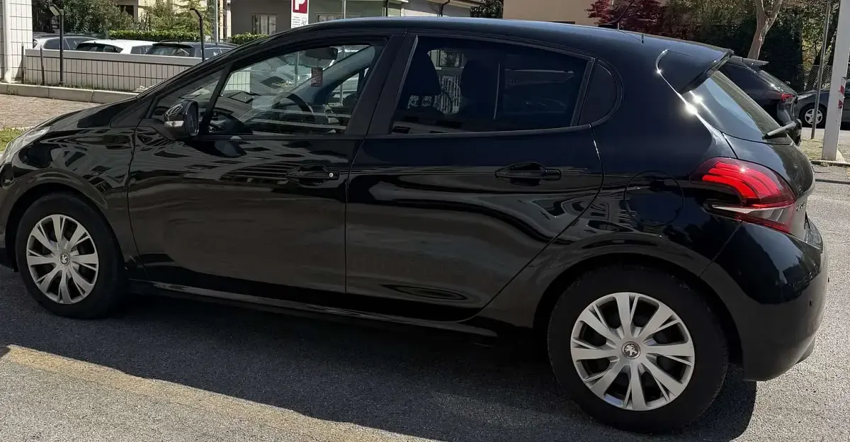 Usata Peugeot 208 Allure 102 CV (75 kW) 2019 Nero Utilitaria