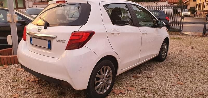 Usata Toyota Yaris Lounge 69 CV (50 kW) 2017 Bianco Berlina