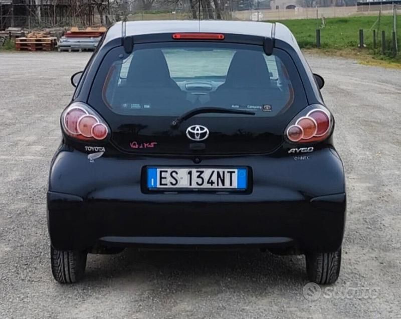 Usata Toyota Aygo Cool 69 CV (50 kW) 2015 Nero Utilitaria