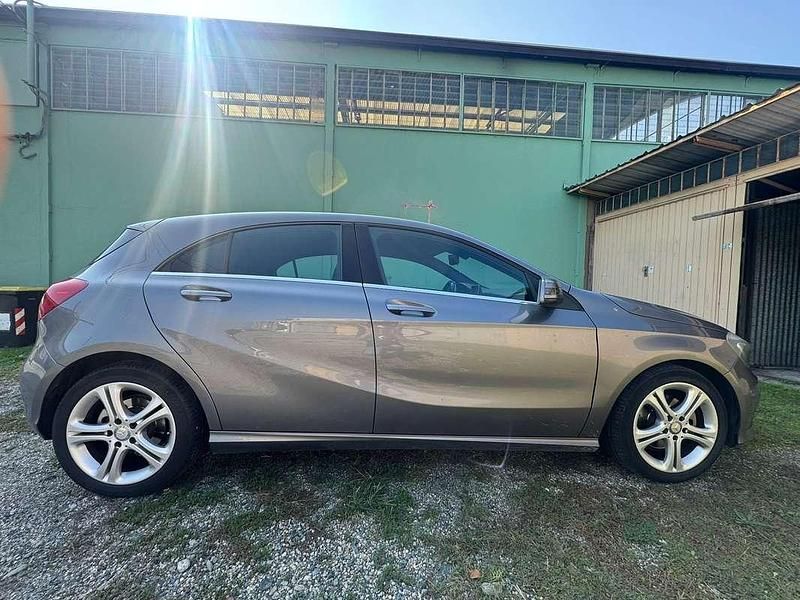 Grigio Usata 2013 Mercedes A160 Tre volumi | 10.190 € (Buon prezzo) - Immagine 1/4