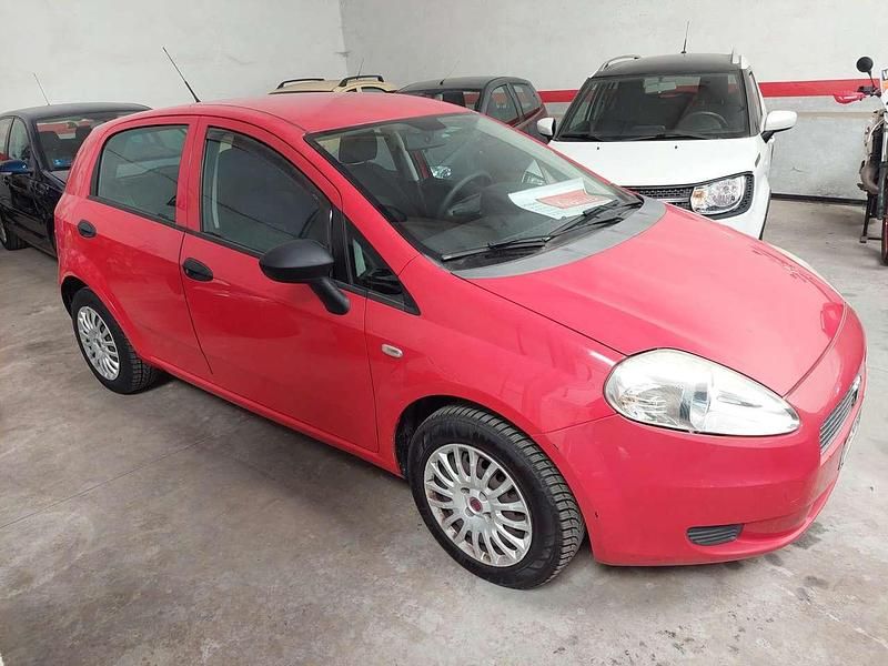 Rosso Usata 2010 Fiat Grande Punto Due volumi | 2500 € (Ottimo prezzo) - Immagine 1/4