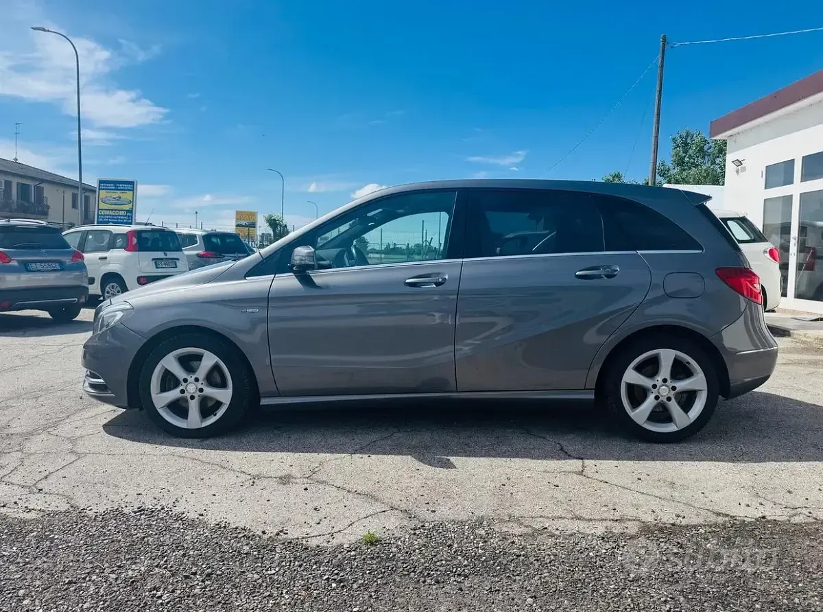 Usata Mercedes B200 Premium 156 CV (114 kW) 2012 Grigio Utilitaria