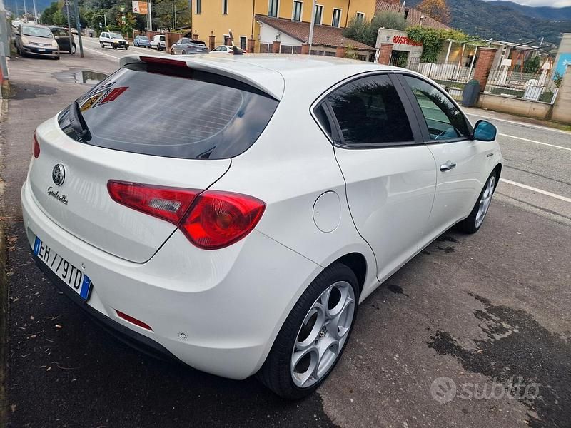 Usata Alfa Romeo Giulietta Distinctive 120 CV (88 kW) 2011 Bianco Utilitaria