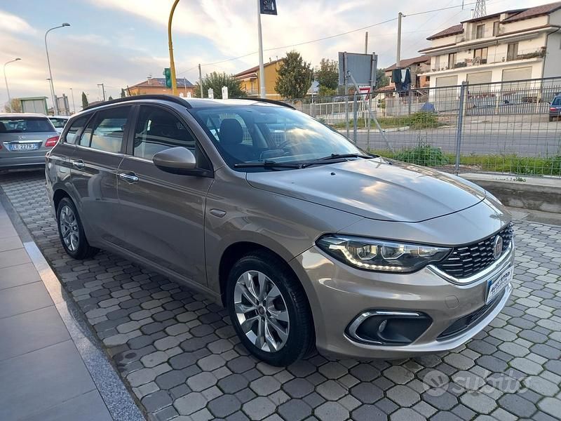 Usata Fiat Tipo Lounge 120 CV (88 kW) 2019 Beige Station wagon