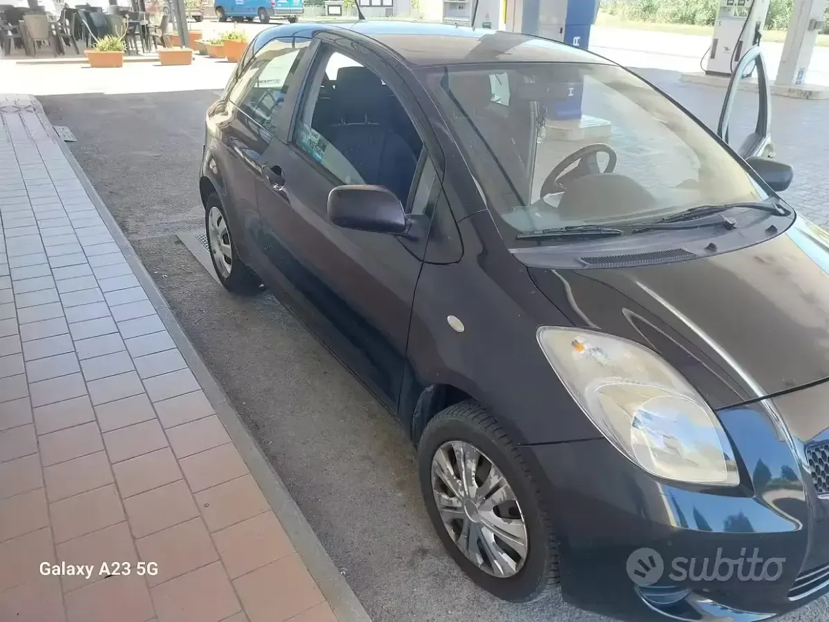 Usata Toyota Yaris 69 CV (50 kW) 2008 Nero Utilitaria