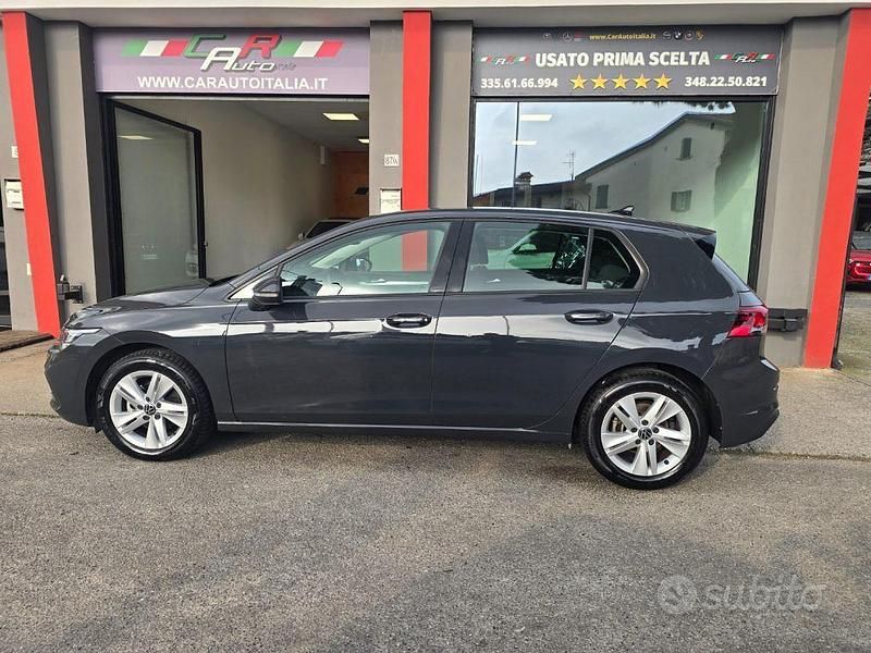 Usata VW Golf VIII 150 CV (110 kW) 2022 Grigio urano Berlina