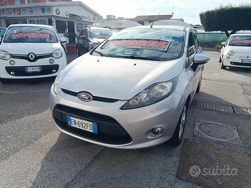Grigio Usata 2012 Ford Fiesta Titanium Tre volumi | 3500 € (Ottimo prezzo) - Immagine 1/4