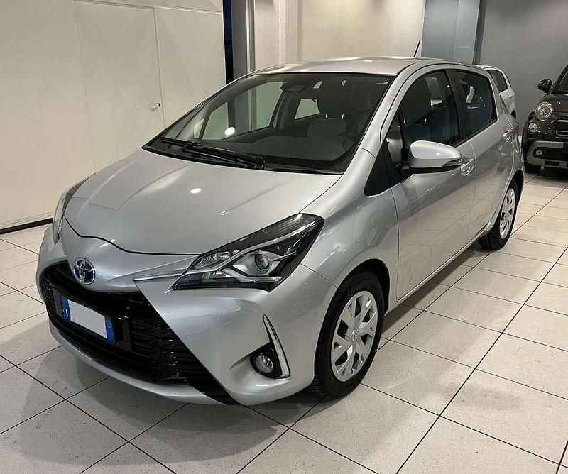 Usata Toyota Yaris Hybrid Business Edition 73 CV (53 kW) 2018 Argento Berlina