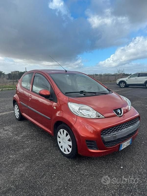 Marrone Usata 2010 Peugeot 107 Utilitaria | 3300 € (Ottimo prezzo) - Immagine 1/4