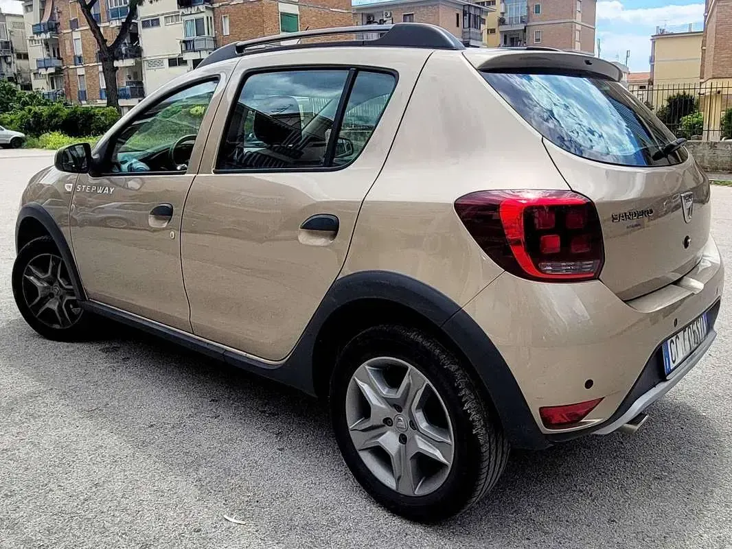 Usata Dacia Sandero Comfort 101 CV (74 kW) 2020 Bronzo Berlina