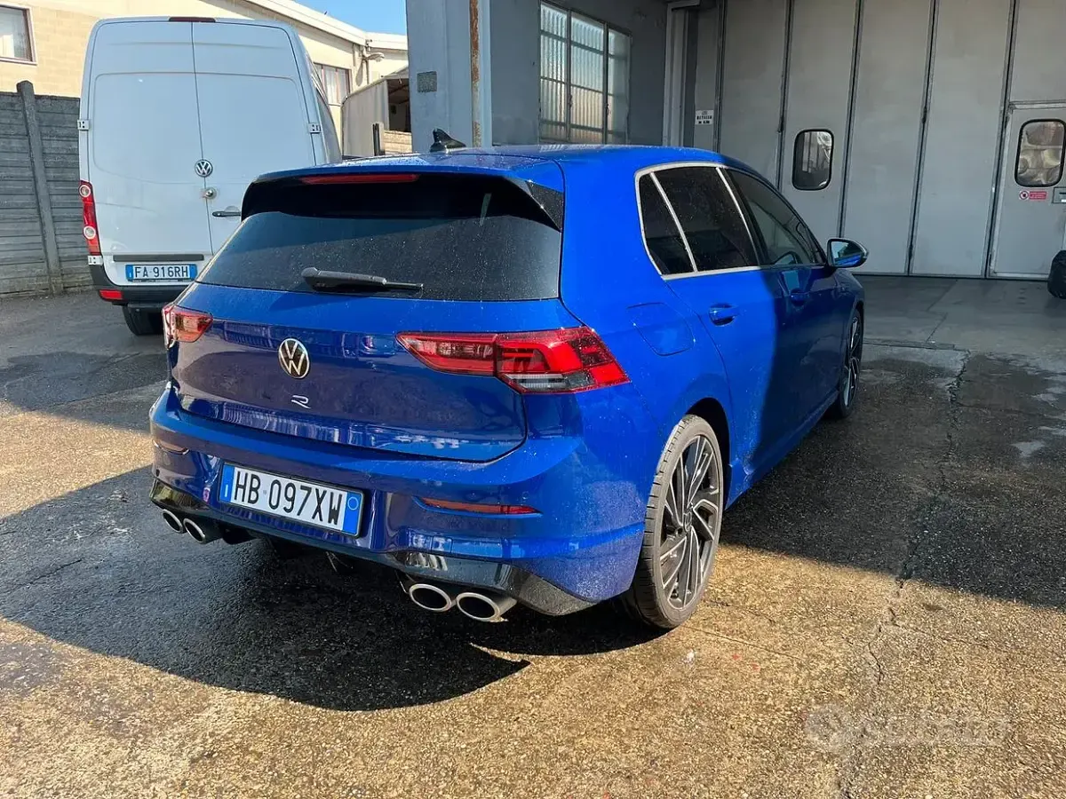 Usata VW Golf VIII R 333 CV (244 kW) 2024 Bluazzurro Berlina