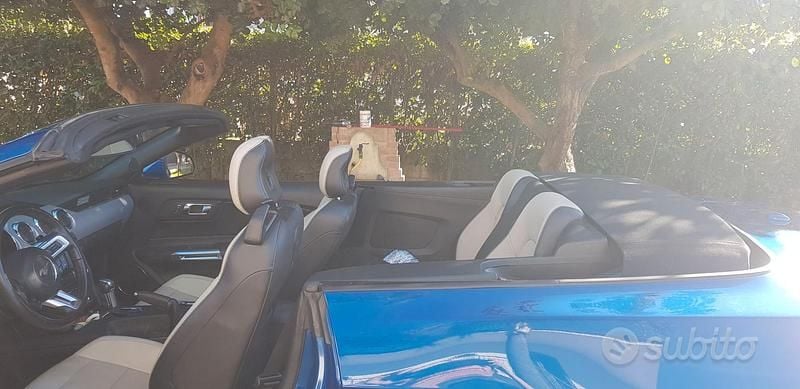 Usata Ford Mustang Convertible 317 CV (233 kW) 2017 Blu Cabrio