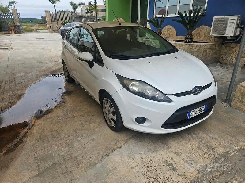 Usata Ford Fiesta 73 CV (53 kW) 2012 Bianco Utilitaria