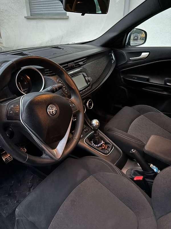 Usata Alfa Romeo Giulietta 120 CV (88 kW) 2018 Grigio Berlina
