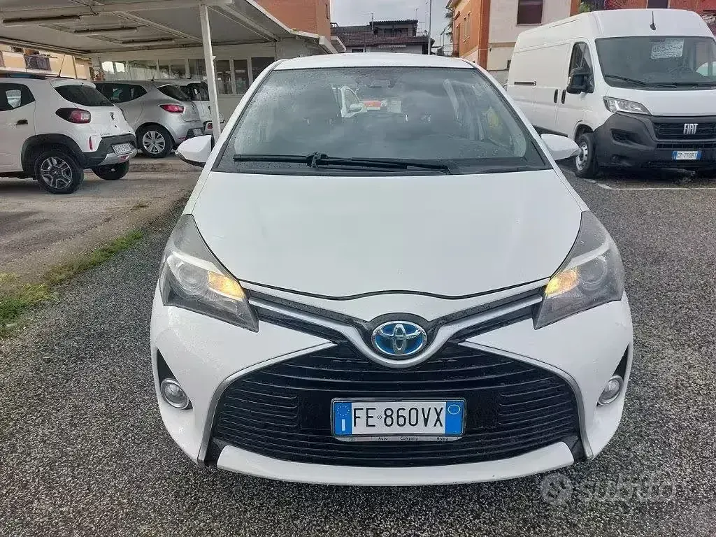 Usata Toyota Yaris Hybrid 73 CV (53 kW) 2016 Bianco Berlina