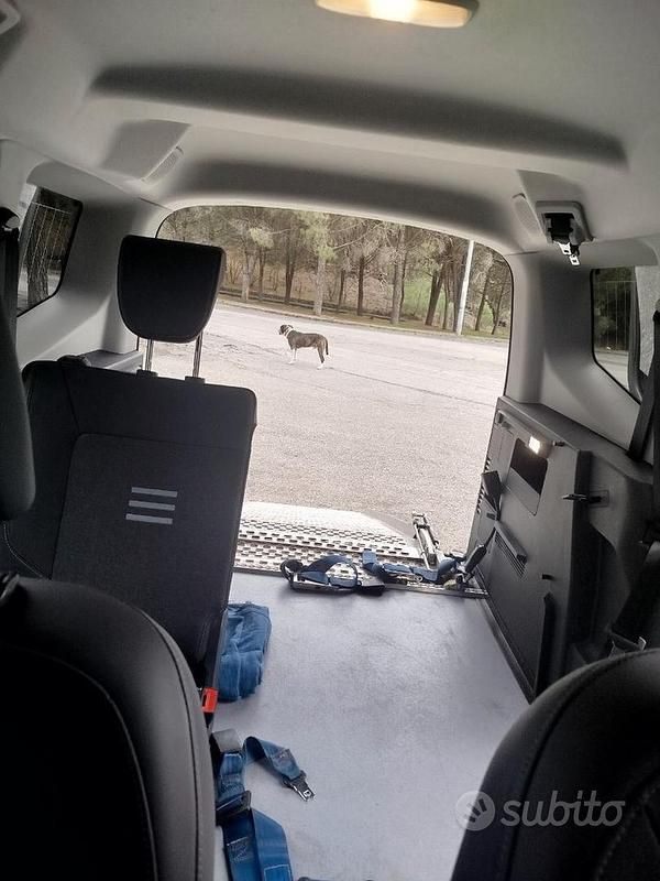 Usata Ford Courier 2024 Nero Monovolume