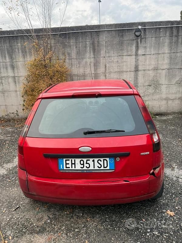 Usata Ford Fiesta 68 CV (50 kW) 2004 Rosso Utilitaria