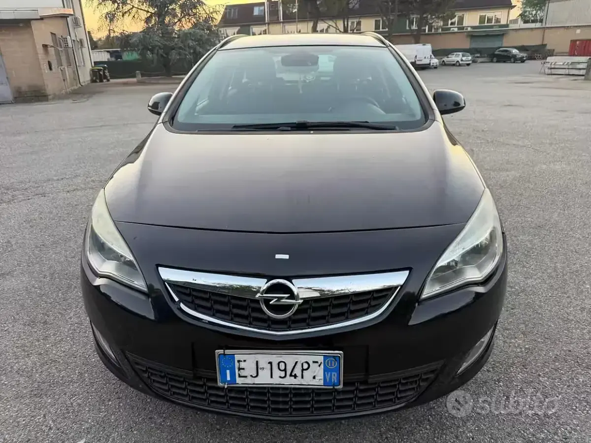 Usata Opel Astra Cosmo 110 CV (80 kW) 2011 Nero Station wagon
