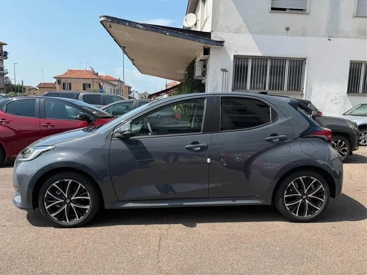 Nuova Toyota Yaris Hybrid 92 CV (67 kW) 2026 Grigio Berlina