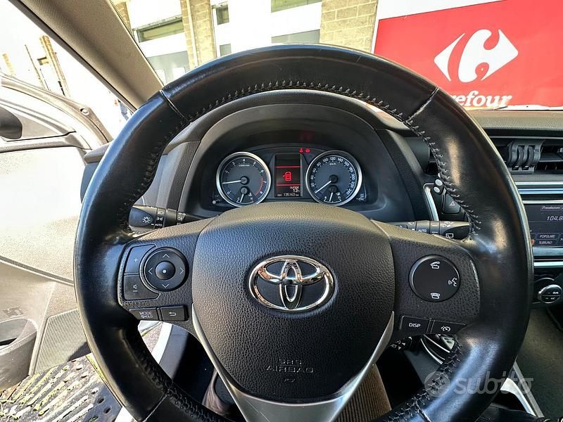 Usata Toyota Auris Active 132 CV (97 kW) 2013 Bianco Berlina
