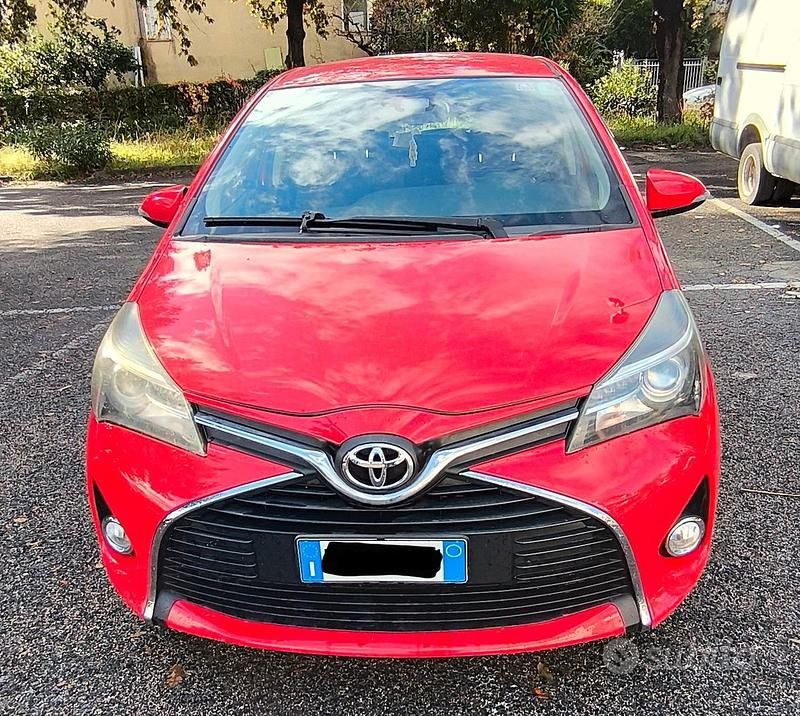 Usata Toyota Yaris Lounge 99 CV (72 kW) 2016 Rosso Berlina