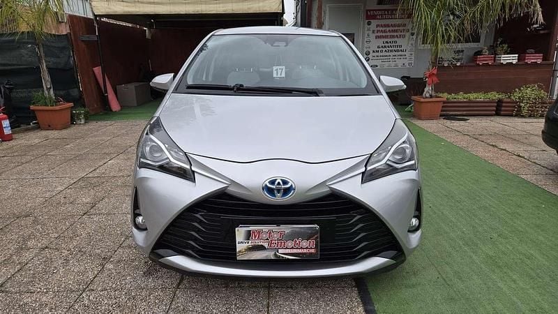 Usata Toyota Yaris Hybrid Active 73 CV (53 kW) 2019 Argento Berlina