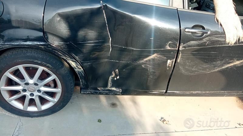 Usata Seat Leon 105 CV (77 kW) 2010 Utilitaria