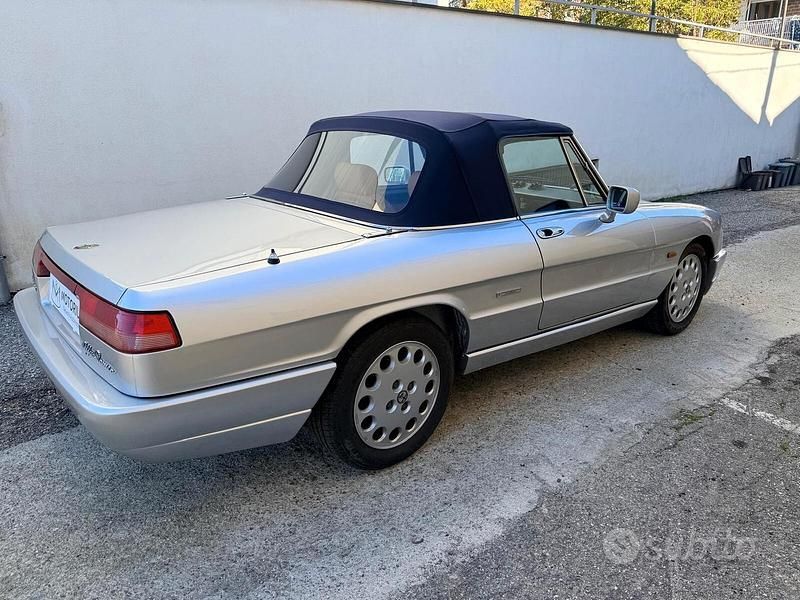 Usata Alfa Romeo Spider 122 CV (89 kW) 1992 Grigio Cabrio